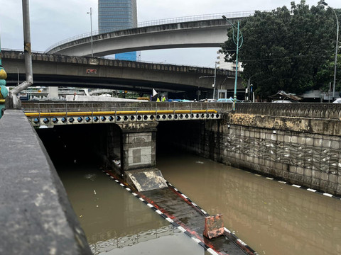 Banjir di underpass Mampang dan Mampang Prapatan arah Tendean- Ragunan, Minggu (8/3). Foto: Rayyan Farhansyah/kumparan