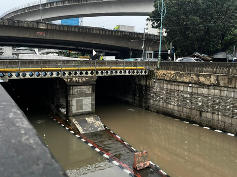 Banjir di underpass Mampang dan Mampang Prapatan arah Tendean- Ragunan, Minggu (8/3). Foto: Rayyan Farhansyah/kumparan