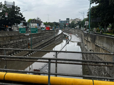 Banjir di underpass Mampang dan Mampang Prapatan arah Tendean- Ragunan, Minggu (8/3). Foto: Rayyan Farhansyah/kumparan