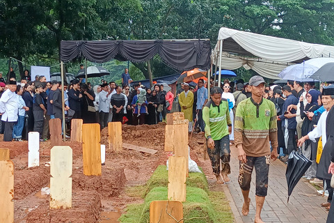 Prosesi pemakaman Vidi Aldiano di TPU Tanah Kusir, Jakarta Selatan, pada Minggu (8/3/2026). Foto: Aprilandika Pratama