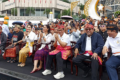 Gubernur DKI Jakarta, Pramono Anung bersama Wakil Gubernur DKI Jakarta, Rano karno dan Wamen Pariwisata RI, Ni Luh Puspa memeriahkan gelaran Festival Pawai Ogoh-ogoh 2026 di Bundaran HI, Jakarta, Minggu (8/3). Foto: Nauval Pratama/kumparan