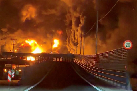 Api berkobar dan asap mengepul dari Depot Minyak Aqdasiyeh setelah dilaporkan terkena serangan di Teheran, Iran, Minggu (8/3/2026). Foto: Media Sosial/via REUTERS