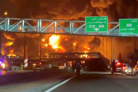 Api berkobar dan asap mengepul dari Depot Minyak Aqdasiyeh setelah dilaporkan terkena serangan di Teheran, Iran, Minggu (8/3/2026). Foto: Media Sosial/via REUTERS