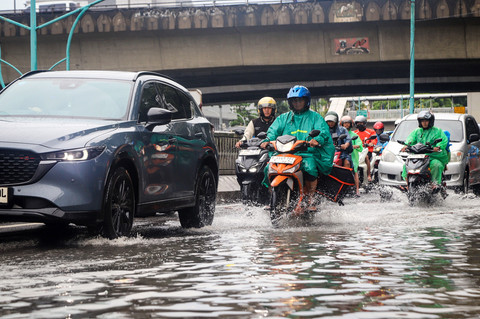 Banjir merendam Underpass Mampang yang membuat kendaraan tidak dapat melintas di kawasan Mampang Prapatan, Jakarta Selatan, pada Minggu (8/3) pagi. Foto: Iqbal Firdaus/kumparan