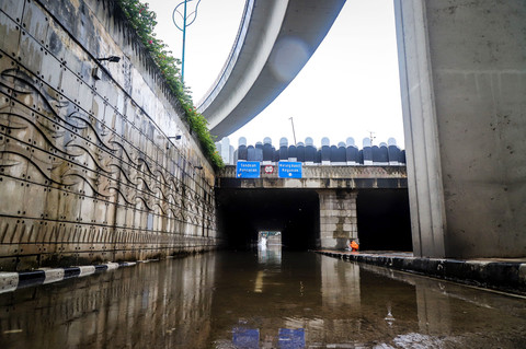 Banjir merendam Underpass Mampang yang membuat kendaraan tidak dapat melintas di kawasan Mampang Prapatan, Jakarta Selatan, pada Minggu (8/3) pagi. Foto: Iqbal Firdaus/kumparan