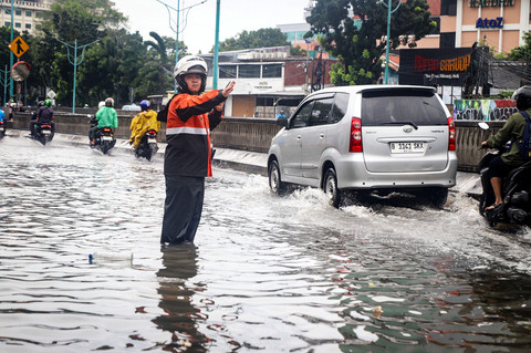 Banjir merendam Underpass Mampang yang membuat kendaraan tidak dapat melintas di kawasan Mampang Prapatan, Jakarta Selatan, pada Minggu (8/3) pagi. Foto: Iqbal Firdaus/kumparan