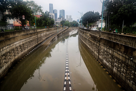 Banjir merendam Underpass Mampang yang membuat kendaraan tidak dapat melintas di kawasan Mampang Prapatan, Jakarta Selatan, pada Minggu (8/3) pagi. Foto: Iqbal Firdaus/kumparan