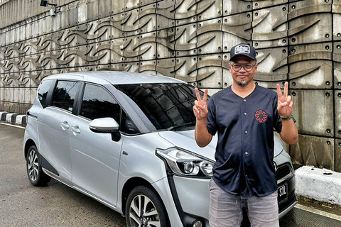 Adrian (40), pengemudi mobil yang terjebak di underpass Mampang, Minggu (8/3). Foto: Rayyan/Kumparan
