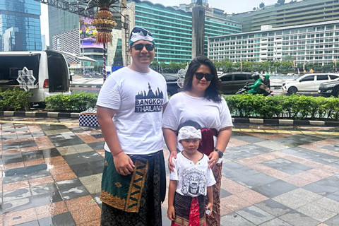 Wayan dan keluarga dari Bekasi ikut merasakan kemeriahan Festival Pawai Ogoh-ogoh 2026 di Bundaran HI, Jakarta, Minggu (8/3). Foto: Nauval Pratama/kumparan