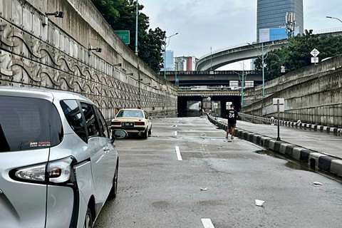 Sejumlah mobil yang terjebak di underpass Mampang, Minggu (8/3). dok rayyan Foto: Rayyan/Kumparan