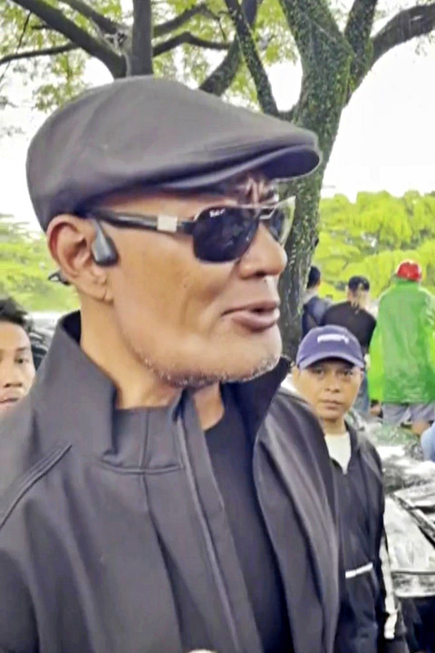 Deddy Corbuzier menghadiri pemakaman Vidi Aldiano di TPU Tanah Kusir, Minggu (8/3). Foto: Salsha Okta Fairuz/kumparan