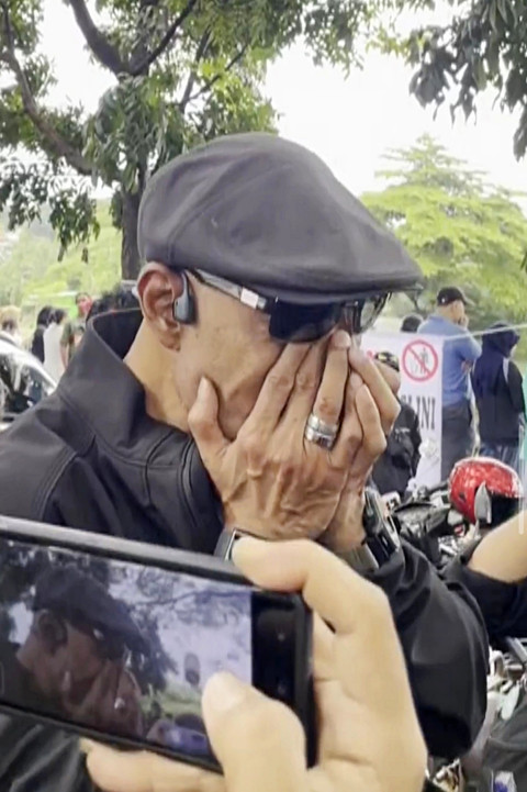 Deddy Corbuzier menghadiri pemakaman Vidi Aldiano di TPU Tanah Kusir, Minggu (8/3). Foto: Salsha Okta Fairuz/kumparan