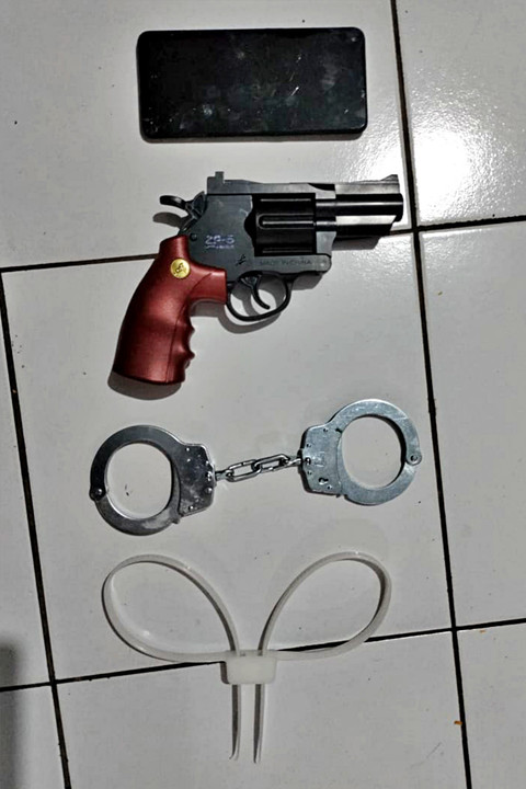 Barang bukti borgol dan senjata mainan yang dirampas polisi gadungan. Foto: Dok. Satreskrim Polres Malang