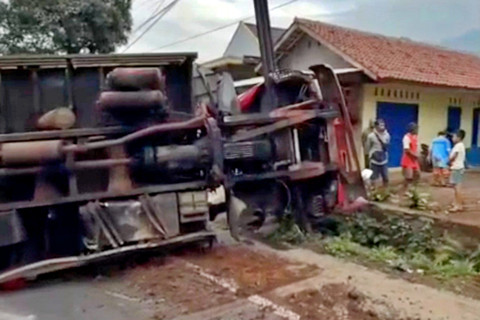 Truk pengakut mie mengalami kecelakaan tunggal diduga akibat tidak mampu melewati tanjakan di kawasan Malangbong, Garut, Jawa Barat, Minggu (8/3/2026) pagi. Foto: Dok. Polres Garut