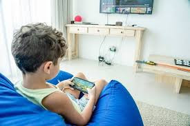 Anak anak main game online dari ponsel orang tua mereka.