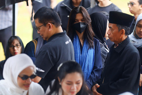 Sejumlah kerabat dan keluarga saat menghadiri proses pemakaman penyanyi Vidi Aldiano di TPU Tanah Kusir, Jakarta, Minggu, (8/3/2026). Foto: Agus Apriyanto