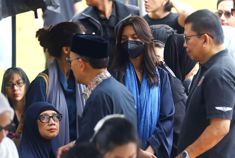 Sejumlah kerabat dan keluarga saat menghadiri proses pemakaman penyanyi Vidi Aldiano di TPU Tanah Kusir, Jakarta, Minggu, (8/3/2026). Foto: Agus Apriyanto