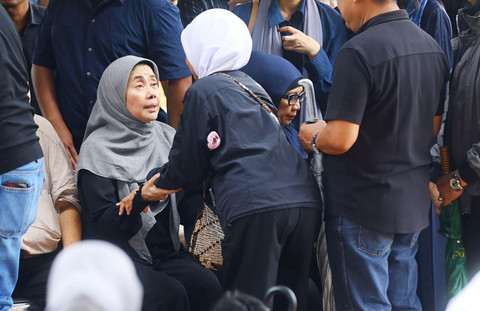 Sejumlah kerabat dan keluarga saat menghadiri proses pemakaman penyanyi Vidi Aldiano di TPU Tanah Kusir, Jakarta, Minggu, (8/3/2026). Foto: Agus Apriyanto