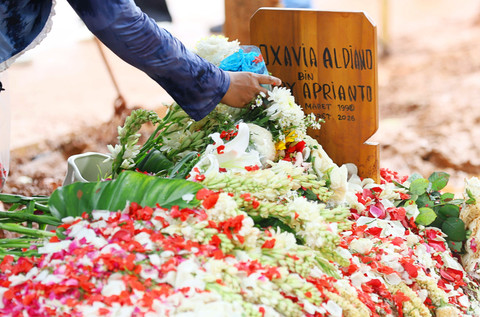 Sejumlah kerabat dan keluarga saat menghadiri proses pemakaman penyanyi Vidi Aldiano di TPU Tanah Kusir, Jakarta, Minggu, (8/3/2026). Foto: Agus Apriyanto