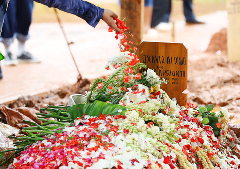 Sejumlah kerabat dan keluarga saat menghadiri proses pemakaman penyanyi Vidi Aldiano di TPU Tanah Kusir, Jakarta, Minggu, (8/3/2026). Foto: Agus Apriyanto
