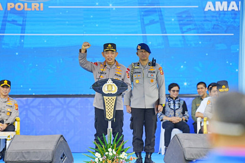 Kapolri Listyo Sigit Prabowo memimpin apel ojek online (ojol) dan buruh kamtibmas bertajuk Nyago Bumi Sriwijaya Aman Bae di Stadion Bumi Sriwijaya, Kota Palembang, Sumatera Selatan, Minggu (8/3). Foto: Dok. Polri