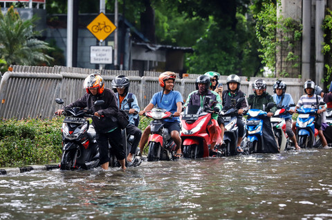 Sejumlah pengendara sepeda motor melintasi banjir yang merendam ruas Jalan Kapten Pierre Tendean di kawasan Mampang, Jakarta Selatan, pada Minggu (8/3/2026). Foto: Iqbal Firdaus/kumparan