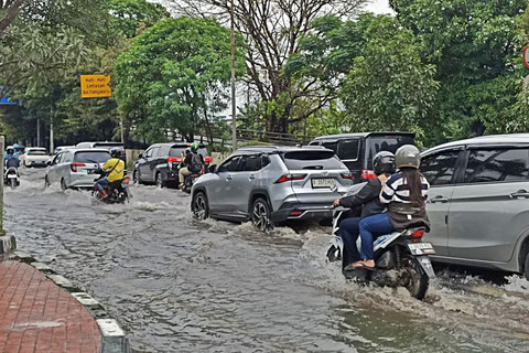 Genangan air di depan Mal Ciputra Jakarta sebabkan macet panjang, Minggu (8/3). Foto: Nauval Pratama/kumparan