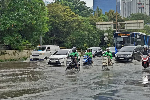 Genangan air di depan Mal Ciputra Jakarta sebabkan macet panjang, Minggu (8/3). Foto: Nauval Pratama/kumparan