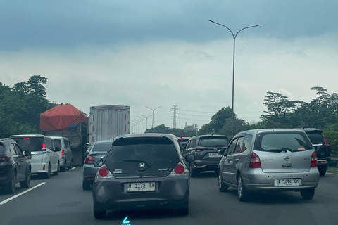 Kemacetan di Tol Jagorawi tepatnya di KM 17 Cimanggis arah Ciawi, Minggu (8/3/2026).   Foto: kumparan