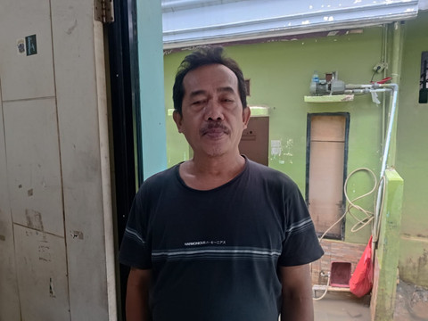 Sanusi (58), Ketua RT 15 RW 04 Jalan Kebon Pala 2, Kampung Melayu, Jakarta Timur yang kediamannya turut tergenang oleh banjir, Minggu (8/3). Foto: Ryan Iqbal/kumparan