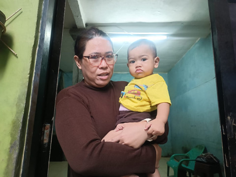 Wira (50), salah satu warga yang kediamannya tergenangi banjir di Jalan Kebon Pala 2, Kampung Melayu, Jakarta Timur pada Minggu (8/3). Foto: Ryan Iqbal/kumparan