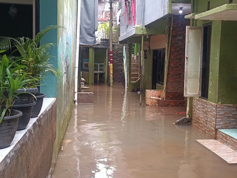 Situasi genangan air di Jalan Kebon Pala 2, Kampung Melayu, Jakarta Timur pada Minggu (8/3). Foto: Ryan Iqbal/kumparan