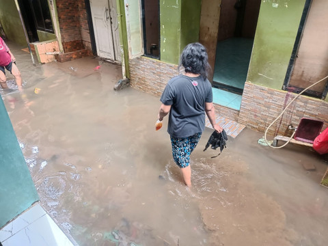 Situasi genangan air di Jalan Kebon Pala 2, Kampung Melayu, Jakarta Timur pada Minggu (8/3). Foto: Ryan Iqbal/kumparan