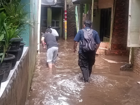 Situasi genangan air di Jalan Kebon Pala 2, Kampung Melayu, Jakarta Timur pada Minggu (8/3). Foto: Ryan Iqbal/kumparan