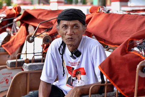 Yanu Aryanto (60), tukang becak lansia yang menerima bantuan becak listrik dari Presiden RI Prabowo Subianto di Blitar pada Jumat (6/3). Foto: Dok. Bakom RI
