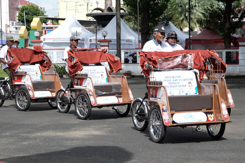 Sejumlah tukang becak lansia yang menerima bantuan becak listrik dari Presiden RI Prabowo Subianto di Blitar pada Jumat (6/3). Foto: Dok. Bakom RI