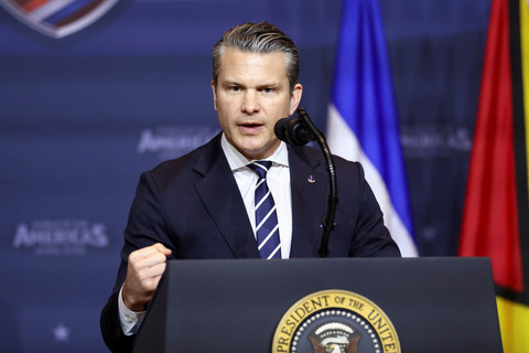 Menteri Pertahanan AS Pete Hegseth berbicara di KTT "Shield of the Americas" di Miami, Florida, AS, Sabtu (7/3/2026). Foto: Kevin Lamarque/REUTERS