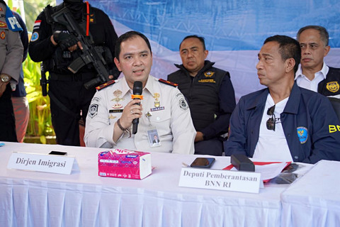 Tim Inteldakim Kantor Imigrasi Ngurah Rai  bersama BNN dan Direktorat Jenderal Bea dan Cukai berhasil  mengungkap keberadaan laboratorium gelap pembuatan narkotika  yang diduga dioperasikan oleh WNA asal Rusia di wilayah Gianyar, Bali. Foto: Dok. Imigrasi Ngurah Rai