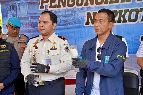 Tim Inteldakim Kantor Imigrasi Ngurah Rai  bersama BNN dan Direktorat Jenderal Bea dan Cukai berhasil  mengungkap keberadaan laboratorium gelap pembuatan narkotika  yang diduga dioperasikan oleh WNA asal Rusia di wilayah Gianyar, Bali. Foto: Dok. Imigrasi Ngurah Rai