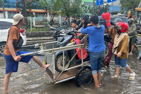 Jasa Ojek Gerobak di Jl. Daan Mogot, Jakarta Barat, Minggu (8/3). Foto: Nauval Pratama/kumparan