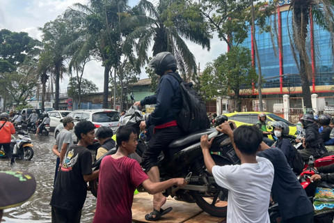 Jasa Ojek Gerobak di Jl. Daan Mogot, Jakarta Barat, Minggu (8/3). Foto: Nauval Pratama/kumparan