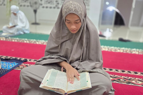 Siswa Sekolah Rakyat Menengah Atas (SRMA) 1 Aceh Besar menjalani berbagai kegiatan keagamaan selama bulan Ramadan.  Foto: Kemensos RI