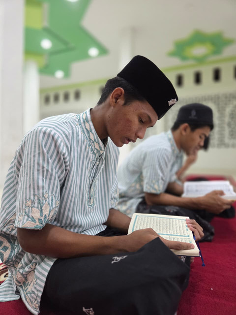 Siswa Sekolah Rakyat Menengah Atas (SRMA) 1 Aceh Besar menjalani berbagai kegiatan keagamaan selama bulan Ramadan.  Foto: Kemensos RI