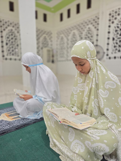 Siswa Sekolah Rakyat Menengah Atas (SRMA) 1 Aceh Besar menjalani berbagai kegiatan keagamaan selama bulan Ramadan.  Foto: Kemensos RI