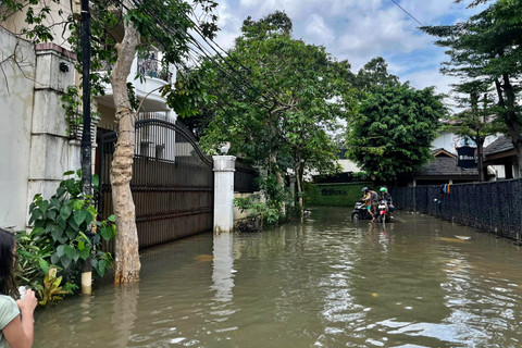 Banjir di kawasan Kemang Timur, Jakarta Selatan, Minggu (8/3). Foto: Rayyan/Kumparan