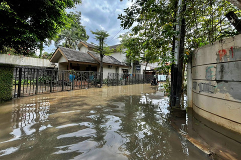 Banjir di kawasan Kemang Timur, Jakarta Selatan, Minggu (8/3). Foto: Rayyan/Kumparan