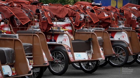Bantuan becak listrik dari Presiden Prabowo Subianto untuk warga di Kabupaten Blitar. Foto: Bakom RI