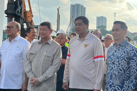 CEO Danantara Indonesia Rosan Roeslani, Ketua Satgas Perumahan Hashim Djojohadikusumo, Menteri PKP Maruarar Sirait, Ketua Umum Kadin Indonesia Anindya Bakrie menghadiri groundbreaking rumah susun bersubsidi di Cikarang, Jawa Barat, Minggu (8/3/2026). Foto: Widya Islamiati/kumparan