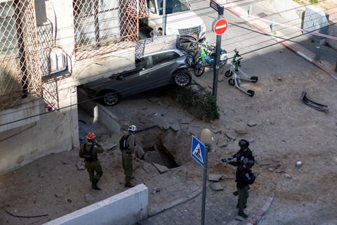 Kawah tercipta setelah serangan rudal Iran yang menghantam wilayah Israel tengah, Minggu (8/3/2026). Foto: Itai Ron/REUTERS