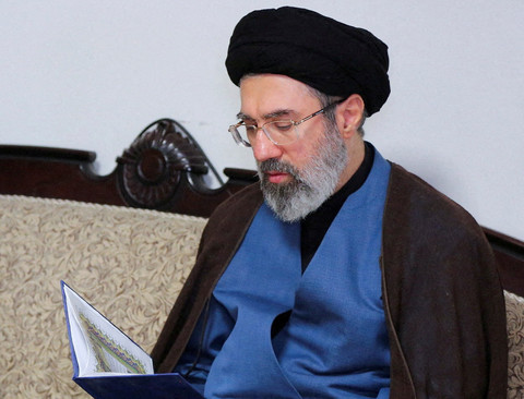  Mojtaba Khamenei, putra kedua Pemimpin Tertinggi Iran Ayatollah Ali Khamenei, mengunjungi kantor Hizbullah di Teheran, Iran, 1 Oktober 2024. Foto:  Kantor Pemimpin Tertinggi Iran/WANA via REUTERS